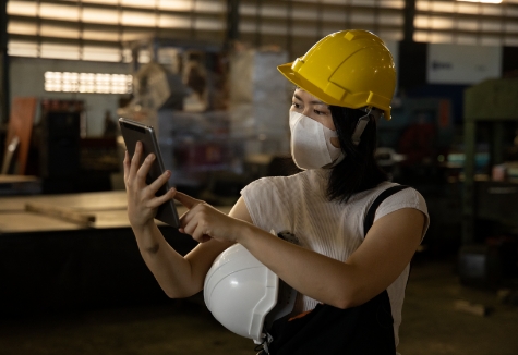 Warehouse-construction-worker-using-tablet